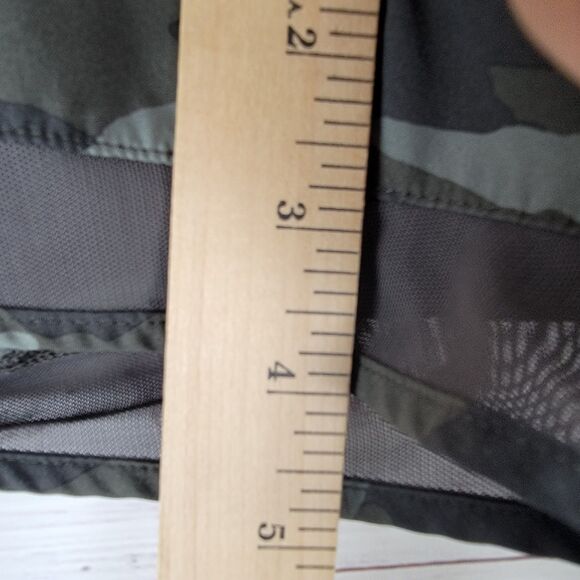 Athleta Printed Mesh Racer Run Shorts 4" Green Camo Athletic Running Womens Sz S - Picture 4 of 12